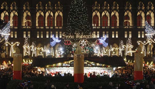 People visit the traditional 'Wiener Christkindlmarkt' advent market in front of the city hall on the opening day, in Vienna November 13, 2010. [Xinhua/Reuters Photo]