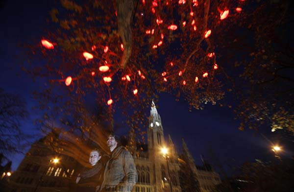 A couple visit the traditional 'Wiener Christkindlmarkt' advent market in front of the city hall on the opening day, in Vienna November 13, 2010. [Xinhua/Reuters Photo]