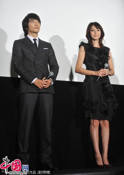 South Korea actor Song Seung Heon and Japanese actress Matsushima Nanako promote their film at a fans meeting on November 13, 2010 in Tokyo, Japan. [CFP]