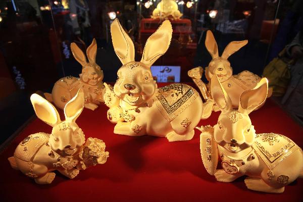 Gold rabbit figurines marking the coming Chinese lunar Year of Rabbit, are exhibited at 2010 China International Jewellery Fair in Beijing, capital of China, Nov. 14, 2010. A variety of gold ornaments with special designs were displayed at 2010 China International Jewellery Fair, attracting lots of customers. 