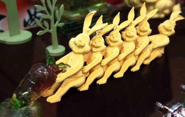 Gold rabbit figurines marking the coming Chinese lunar Year of Rabbit, are exhibited at 2010 China International Jewellery Fair in Beijing, capital of China, Nov. 14, 2010. A variety of gold ornaments with special designs were displayed at 2010 China International Jewellery Fair, attracting lots of customers.