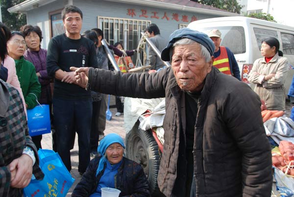 Zhang Huiquan, a 73-year-old farmer in Zhengzhou, Henan province, narrates his confl ict with a chengguan offi cer on Nov 9. [Provided to China Daily]