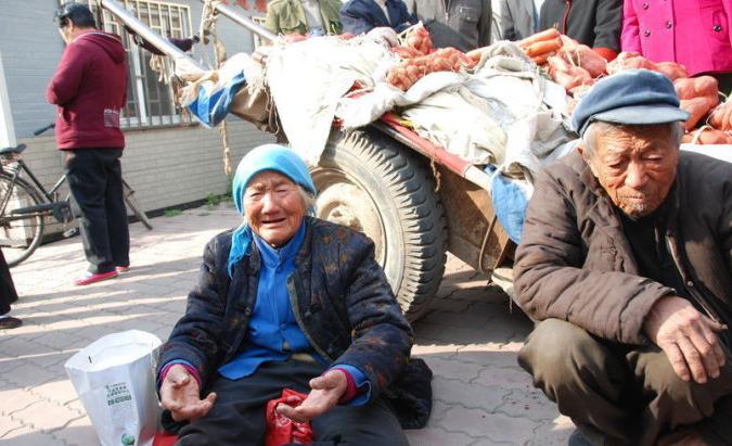 Zhang Huiquan, a 73-year-old farmer in Zhengzhou, Henan province, narrates his confl ict with a chengguan offi cer on Nov 9. [Provided to China Daily]
