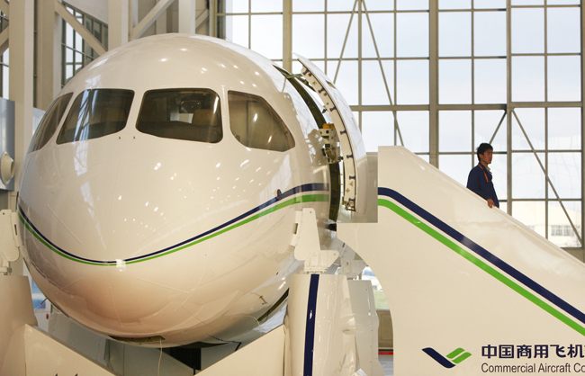 A model of the China-made C919 passenger airliner is seen at the 8th China International Aviation and Aerospace Exhibition in Zhuhai, South China&apos;s Guangdong province, Nov 15, 2010. The model, which comprises the cockpit and the front part of the passenger cabin, is the same size as an actual C919 plane -- 17 meters long, 5.6 meters high and 3.96 meters wide. [Xinhua]