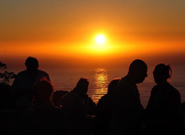 A tourist enjoys the view of sunset on the Signal Hill in Cape Town, South Africa, on Nov. 14, 2010. [Xinhua] 