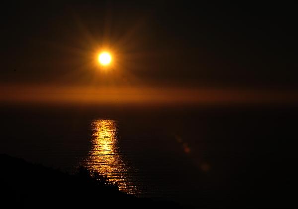 A view of sunset is pictured on the Signal Hill in Cape Town, South Africa, on Nov. 14, 2010. [Xinhua] 