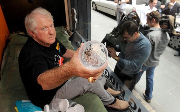 Real life &apos;Spider Man&apos; Nick Le Souef releases some of the 1,000 deadly spiders in a shop window where he will live for the next three weeks to raise money for charity in Melbourne on November 15, 2010. [Xinhua]