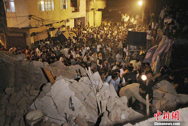 At least 42 people died and another 83 sustained injuries when a five-storey building collapsed in a congested East Delhi residential area on Monday night. The incident, which triggered much panic in the area, took place at 8.20 pm in Lalita Park, New Delhi, India. The building, which housed around 200 people, mostly labourers, came down like a pack of cards and trapped the occupants under the debris. [Chinanews.com]