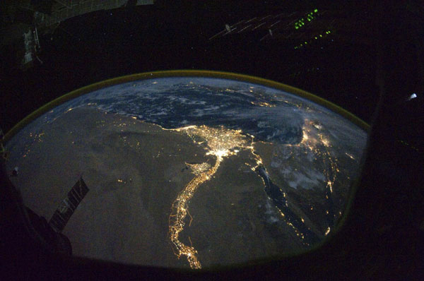 A night time photograph made by an International Space Station Expedition 25 crewmember shows the bright lights of Cairo and Alexandria, Egypt on the Mediterranean coast as well as the Nile River and its delta which stand out clearly in this image released by NASA and taken October 28, 2010.[China Daily/Agencies]