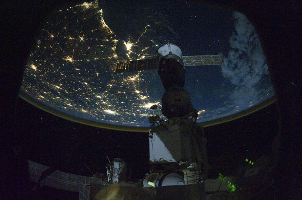 A night time photograph made by an International Space Station Expedition 25 crewmember shows the bright lights of Cairo and Alexandria, Egypt on the Mediterranean coast as well as the Nile River and its delta which stand out clearly in this image released by NASA and taken October 28, 2010.[China Daily/Agencies]