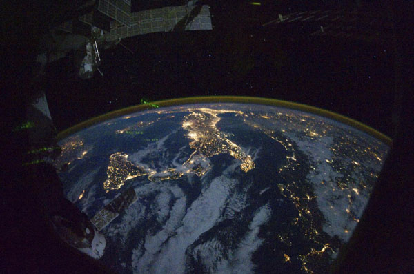 A night time photograph made by an International Space Station Expedition 25 crewmember shows the bright lights of Cairo and Alexandria, Egypt on the Mediterranean coast as well as the Nile River and its delta which stand out clearly in this image released by NASA and taken October 28, 2010.[China Daily/Agencies]