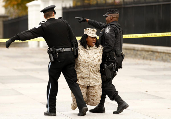  Veteran Evelyn Thomas is arrested after handcuffing herself to a fence at the White House in Washington November 15, 2010. [China Daily/Agencies] 