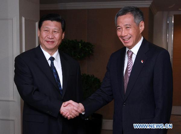 Chinese Vice President Xi Jinping (L) shakes hands with Singaporean Prime Minister Lee Hsien Loong during their meeting in Singapore, on Nov. 15, 2010. [Huang Jingwen/Xinhua]