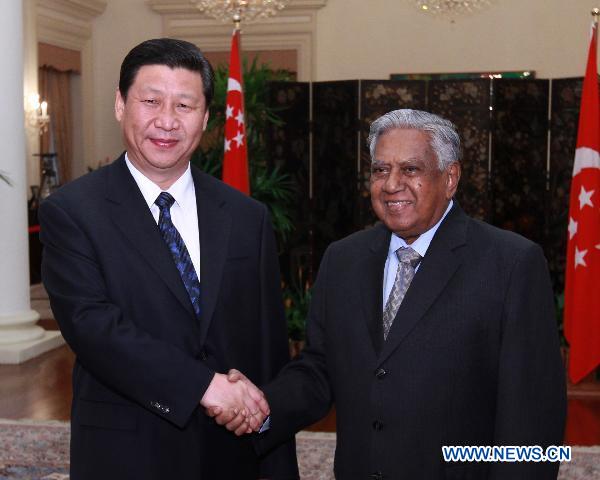 Chinese Vice President Xi Jinping (L) shakes hands with Singaporean President S R Nathan during their meeting in Singapore, on Nov. 15, 2010. [Pang Xinglei/Xinhua]