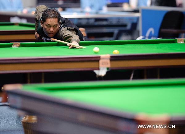 Oo Kyaw Oo of Myanmar competes during the men's English Billiards Singles semifinal against Pankaj Advani of India at the 16th Asian Games held in Guangzhou, capital of south China's Guangdong Province, Nov. 14, 2010. Oo Kyaw Oo lost the match 2-3 and took the bronze. (Xinhua/Jiang Kehong)