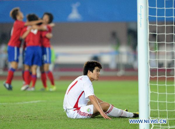 China's Zhao Honglue reacts after South Korea's goal during a quarterfinal match of men's soccer event in the 16th Asian Games in Guangzhou, south China's Guangdong Province, Nov. 15, 2010. China lost 0-3. (Xinhua/Li Gang)