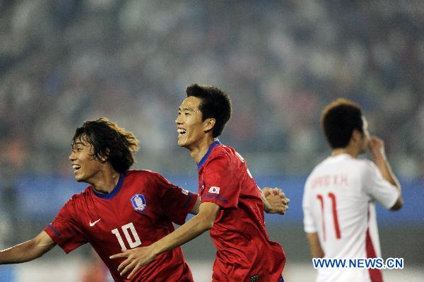 South Korea's Kim Jung Woo (C) celebrates a goal with his teammate Park Chu Young during a quarterfinal match of men's soccer event against China in the 16th Asian Games in Guangzhou, south China's Guangdong Province, Nov. 15, 2010. China lost 0-3. (Xinhua/Yang Lei) 