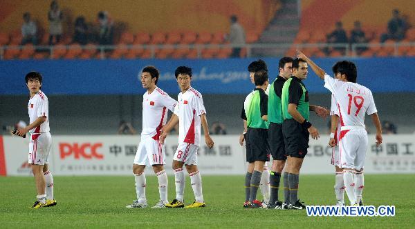 China's players complain to the referee after the quarterfinal match of men's soccer event against South Korea in the 16th Asian Games in Guangzhou, south China's Guangdong Province, Nov. 15, 2010. China lost 0-3. (Xinhua/Li Gang) 