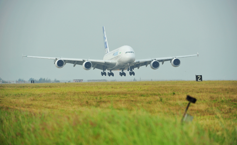 An Airbus A380 plane arrives in Zhuhai for the eighth China International Aviation and Aerospace Exhibition, which began Tuesday, in South China&apos;s Guangdong province, Nov 15, 2010. [Photo/Xinhua]