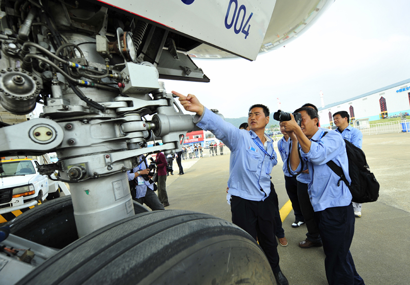 People have a close look at an Airbus A380 plane, the world&apos;s largest passenger airliner, in Zhuhai, South China&apos;s Guangdong province, Nov 15, 2010. [Photo/Xinhua]