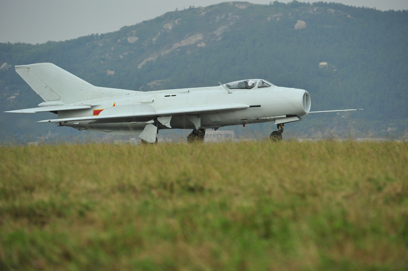 An F-6 fighter jet lands in Zhuhai for the eighth China International Aviation and Aerospace Exhibition, South China&apos;s Guangdong province, Nov 15, 2010. [Photo/Xinhua]