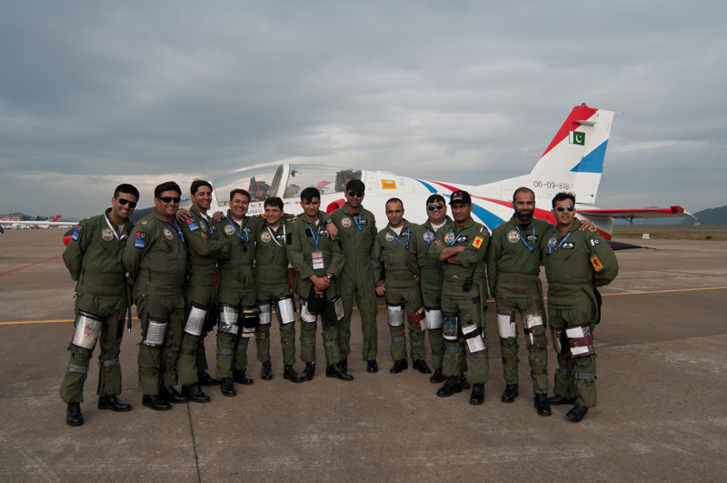 An F-6 fighter jet lands in Zhuhai for the eighth China International Aviation and Aerospace Exhibition, South China&apos;s Guangdong province, Nov 15, 2010. [Photo/Xinhua]