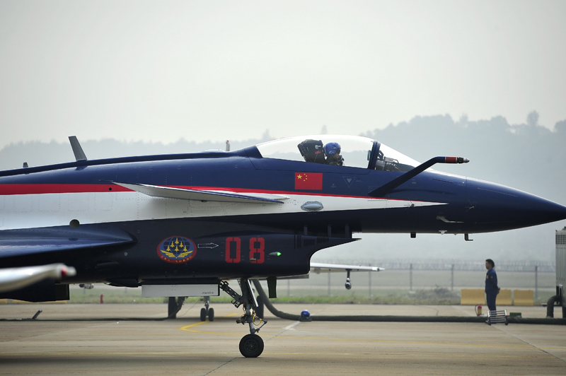 A J-10 jet fighter of China’s August 1st Aerobatic Team takes part in the eighth China International Aviation and Aerospace Exhibition in Zhuhai, South China&apos;s Guangdong province, Nov 16, 2010. [Photo/Xinhua]