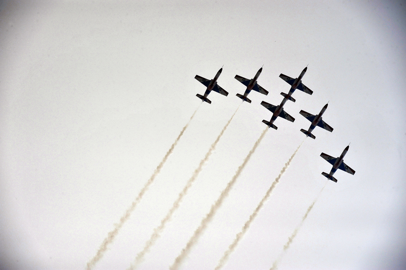 Aerobatic team of the Pakistan Air Force performs at the eighth China International Aviation and Aerospace Exhibition in Zhuhai, South China&apos;s Guangdong province, Nov 16, 2010. [Photo/Xinhua]