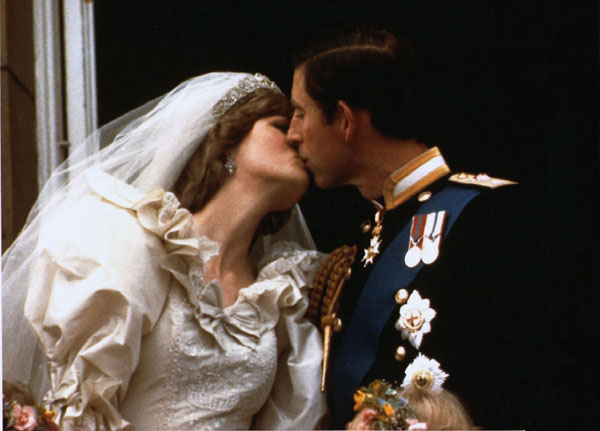 Britain&apos;s Prince Charles kisses his new bride Diana on their wedding day in London in this July 29, 1981 file photo. [Xinhua/Reuters]
