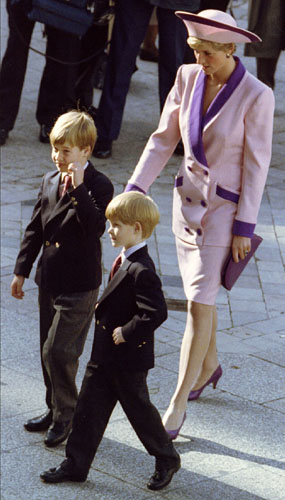 Diana, Princess of Wales is seen arriving at a memorial service with her sons William (L) and Harry during the 50th anniversary of the Blitz of London in this October 1990 file photograph. [Xinhua/Reuters]