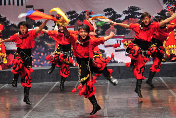 Traditional Tibetan dance is staged in Madrid, Spain on Nov 15, 2010. [Xinhua]