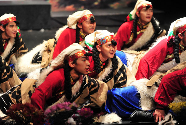 Traditional Tibetan dance is staged in Madrid, Spain on Nov 15, 2010. [Xinhua]