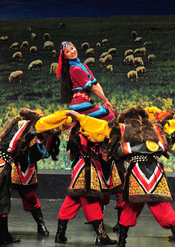 Traditional Tibetan dance is staged in Madrid, Spain on Nov 15, 2010. [Xinhua]