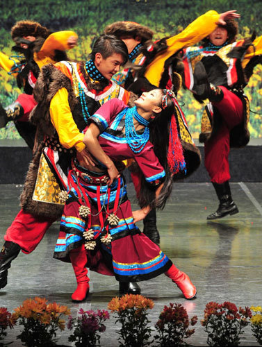 Traditional Tibetan dance is staged in Madrid, Spain on Nov 15, 2010. [Xinhua]