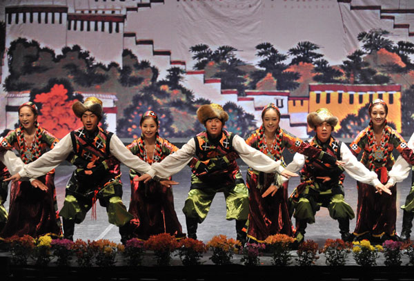 Traditional Tibetan dance is staged in Madrid, Spain on Nov 15, 2010. [Xinhua]