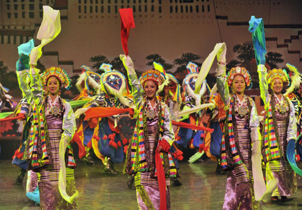 Traditional Tibetan dance is staged in Madrid, Spain on Nov 15, 2010. [Xinhua]