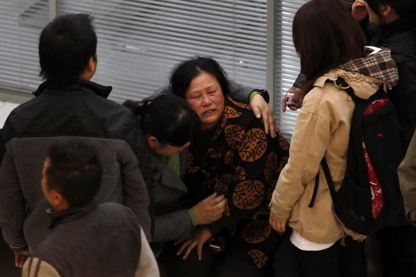 Residents mourn for their relatives who were killed in the apartment fire at a crematorium in Shanghai, Nov 16, 2010. [China Daily/Agencies]