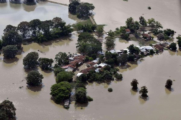 An aerial view shows flooded areas between the Cali and Obando Valle departments in southeast Colombia Nov 16, 2010. Thousands of people are affected after the Cauca river burst its banks due to heavy rainfall. [China Daily/Agencies]