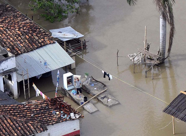 An aerial view shows flooded areas between the Cali and Obando Valle departments in southeast Colombia Nov 16, 2010. [China Daily/Agencies]