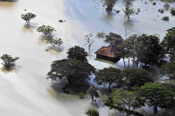 An aerial view shows flooded areas between the Cali and Obando Valle departments in southeast Colombia Nov 16, 2010. [China Daily/Agencies]