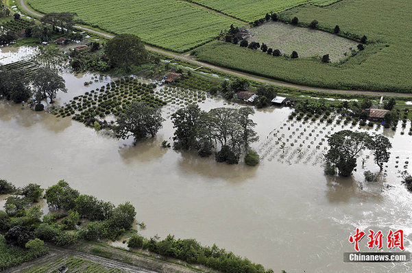 An aerial view shows flooded areas between the Cali and Obando Valle departments in southeast Colombia Nov 16, 2010. [China Daily/Agencies]