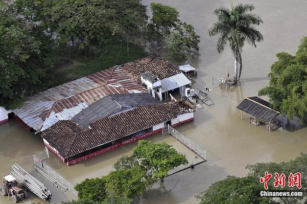 An aerial view shows flooded areas between the Cali and Obando Valle departments in southeast Colombia Nov 16, 2010. [China Daily/Agencies]