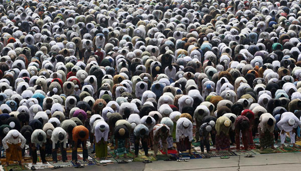 Muslims attend prayer along a street to celebrate the festival of Eid al-Adha in Jakarta Nov 17, 2010. [China Daily/Agencies]