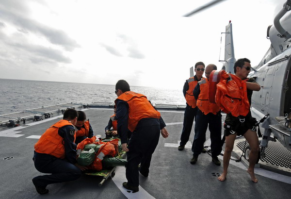 Soldiers practice first-aid training during a maritime rescue dill on China&apos;s 7th escort flotilla heading for the Gulf of Aden and Somali waters on Nov, 14, 2010. The flotilla reached the Gulf of Aden on Nov 16 and officially started its escort mission. [Xinhua]