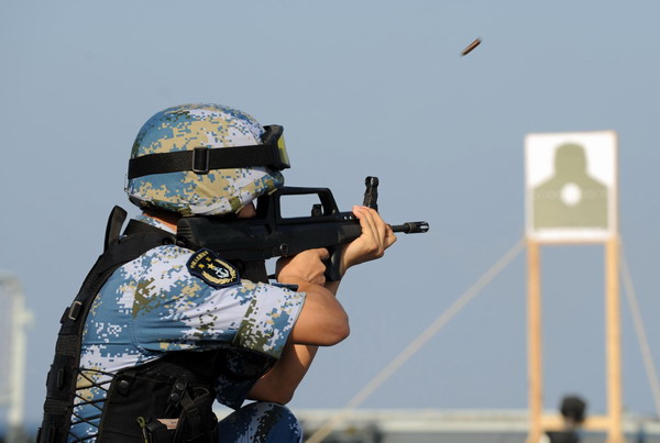 A soldier takes aim during a maritime rescue dill on China&apos;s 7th escort flotilla heading for the Gulf of Aden and Somali waters on Nov, 14, 2010. [Xinhua] 