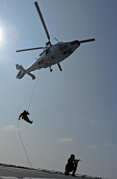 Soldiers practice rappelling from a helicopter during a maritime rescue dill on China&apos;s 7th escort flotilla heading for the Gulf of Aden and Somali waters on Nov, 14, 2010. [Xinhua]