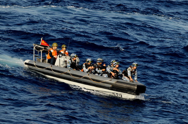 Soldiers use a high-powered boat to practice boarding a ship at sea during a maritime rescue dill on Nov, 14, 2010. [Xinhua]