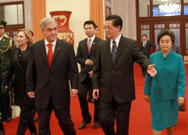 Chinese President Hu Jintao (2nd R, front) talks with visiting Chilean President Sebastian Pinera (L, front) during their meeting in Beijing, capital of China, Nov. 16, 2010. Hu jintao held talks with Sebastian Pinera at the Great Hall of the Pople in Beijing on Tuesday. [Liu Weibing/Xinhua]