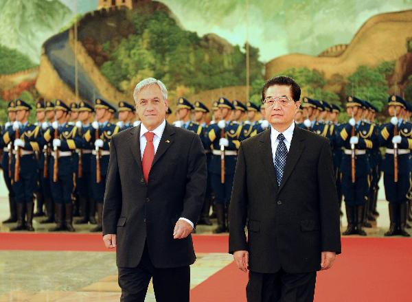 Chinese President Hu Jintao (R, front) hosts a ceremony to welcome the visiting Chilean President Sebastian Pinera in Beijing, capital of China, Nov. 16, 2010. Sebastian Pinera arrived in Beijing Monday for a three-day state visit to China. [Li Tao/Xinhua]