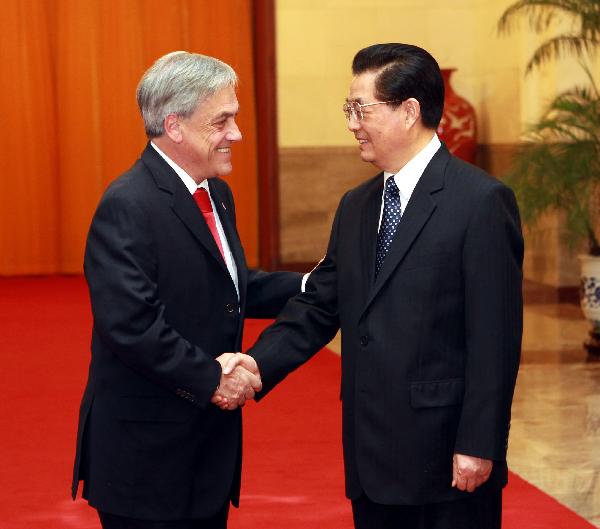 Chinese President Hu Jintao (R) shakes hands with visiting Chilean President Sebastian Pinera during their meeting in Beijing, capital of China, Nov. 16, 2010. Hu jintao held talks with Sebastian Pinera at the Great Hall of the Pople in Beijing on Tuesday. [Liu Weibing/Xinhua]